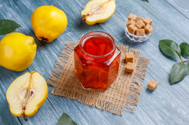 Deliciosa y saludable mermelada casera de membrillo en vidrio, vista superior