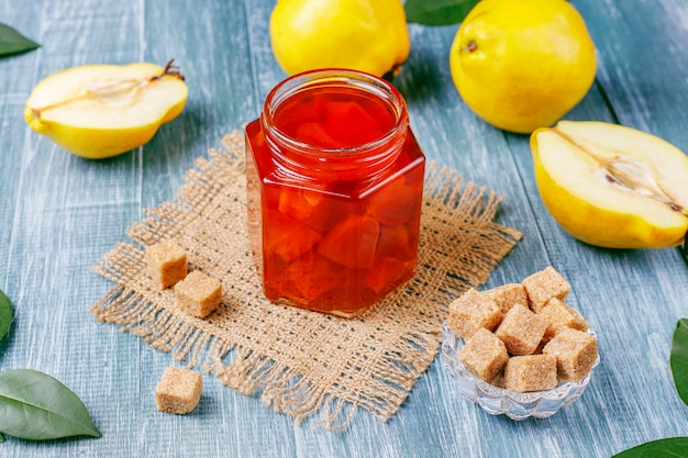 Foto gratuita deliciosa y saludable mermelada casera de membrillo en vidrio