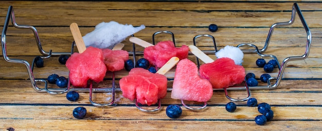 deliciosa sandía fresca con arándanos en una rejilla metálica