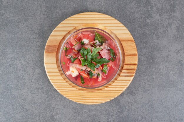 Deliciosa sopa de borscht en un tazón de vidrio. Foto de alta calidad