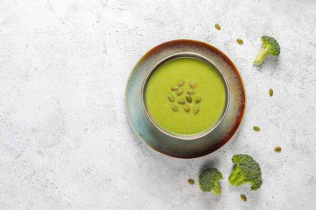 Deliciosa sopa de crema de brócoli casera verde.