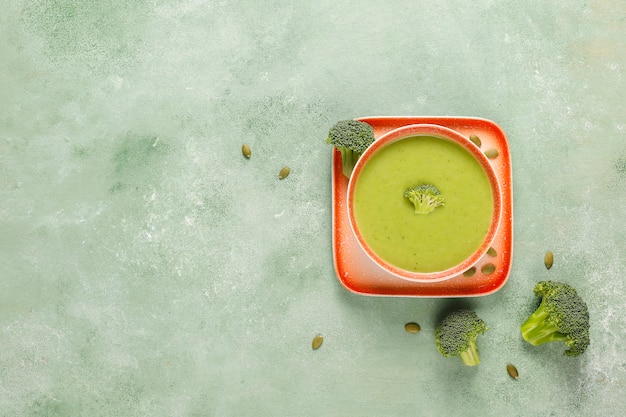 Foto gratuita deliciosa sopa de crema de brócoli casera verde.