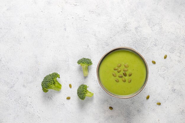 Deliciosa sopa de crema de brócoli casera verde.