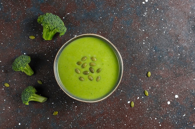 Foto gratuita deliciosa sopa de crema de brócoli casera verde.