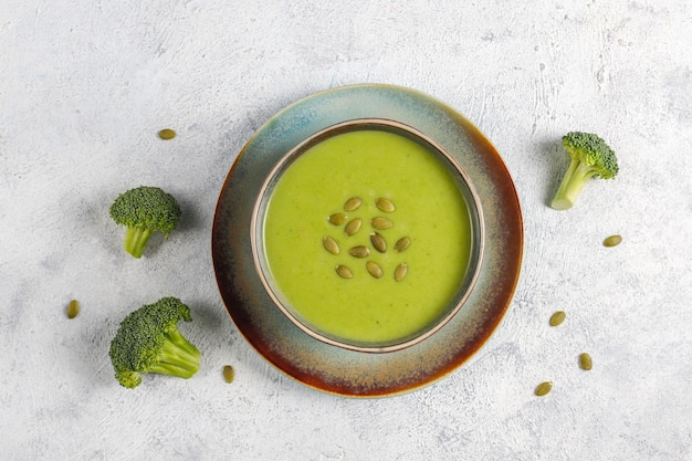 Deliciosa sopa de crema de brócoli casera verde.