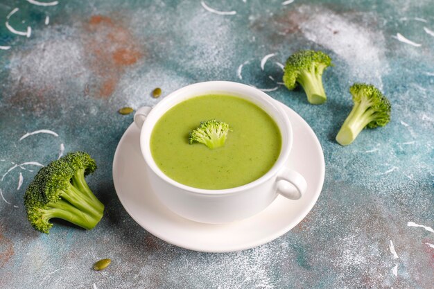 Deliciosa sopa de crema de brócoli casera verde.