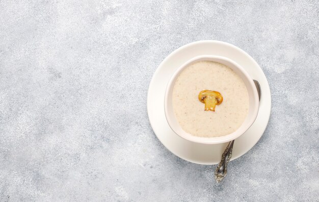 Deliciosa sopa de crema de champiñones casera, vista superior