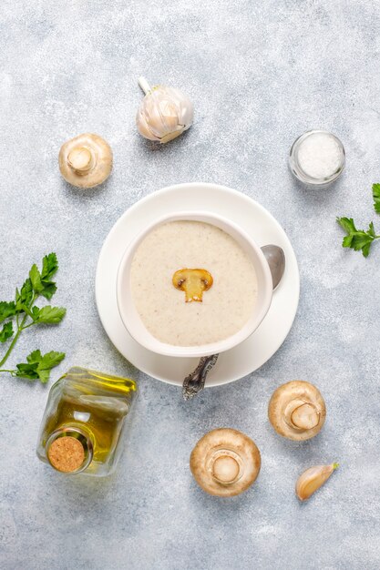 Deliciosa sopa de crema de champiñones casera, vista superior