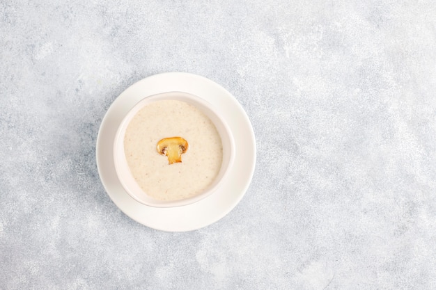 Deliciosa sopa de crema de champiñones casera, vista superior