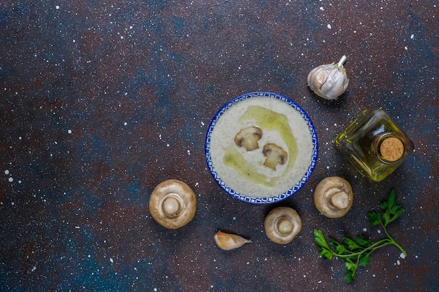 Deliciosa sopa de crema de champiñones casera, vista superior