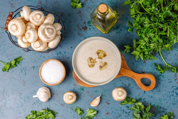 Deliciosa sopa de crema de champiñones casera, vista superior