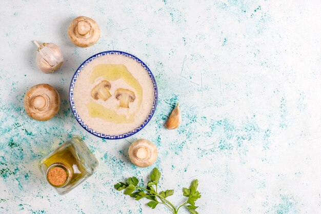 Deliciosa sopa de crema de champiñones casera, vista superior