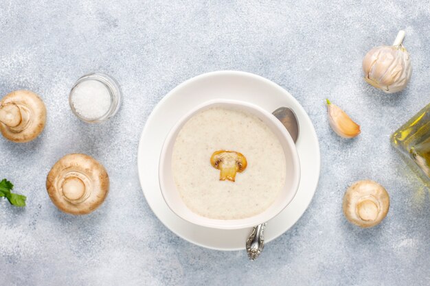 Deliciosa sopa de crema de champiñones casera