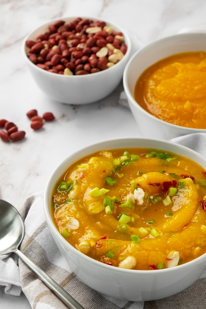 Foto gratuita deliciosa sopa hecha con maní