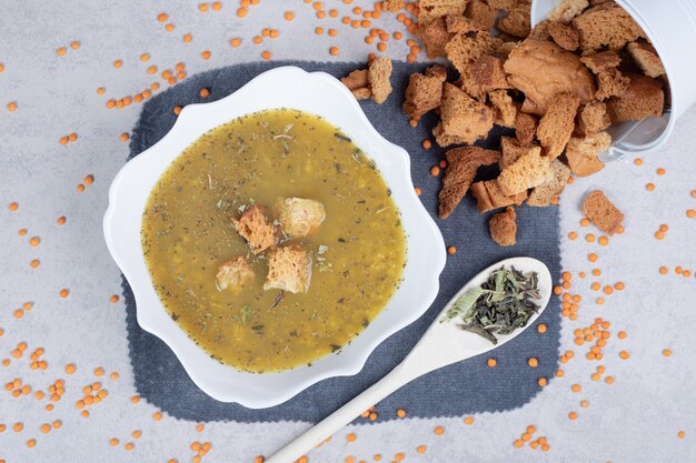 Deliciosa sopa con lentejas y cuchara sobre mantel