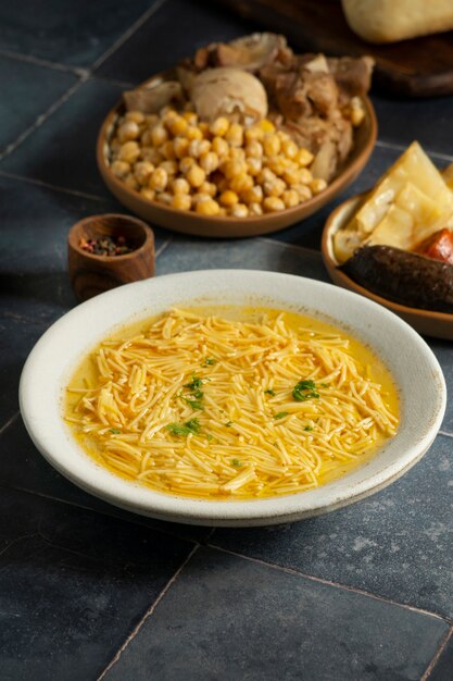 Deliciosa sopa en la mesa bodegón