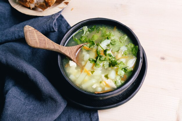 Deliciosa sopa en un tazón negro