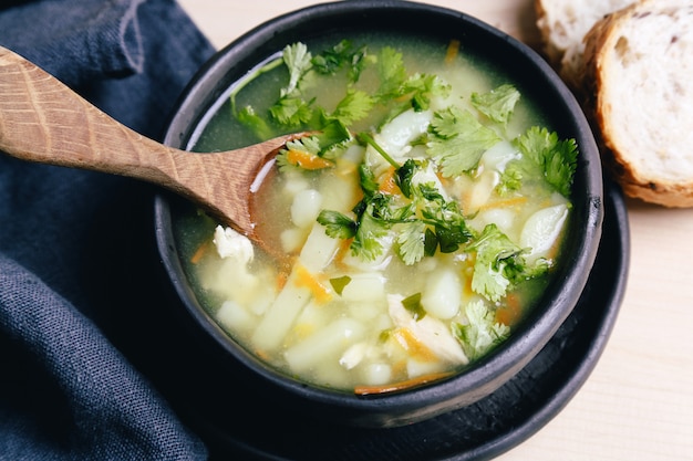 Deliciosa sopa en un tazón negro