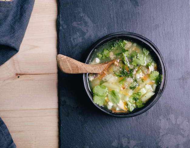 Deliciosa sopa en un tazón negro