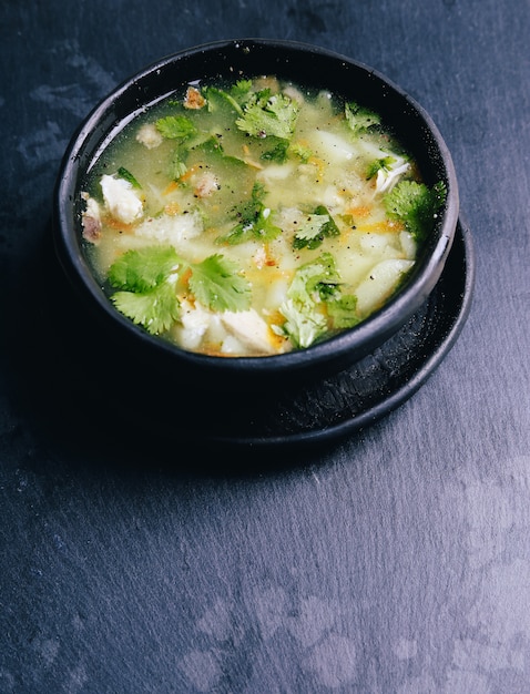 Deliciosa sopa en un tazón negro