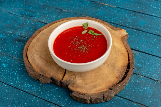 Foto gratuita deliciosa sopa de tomate dentro del plato whtie en azul, cena de sopa de verduras