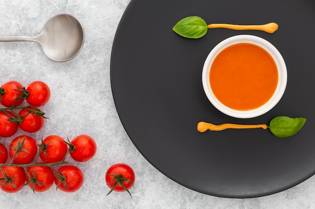 Foto gratuita deliciosa sopa de tomate lista para ser servida