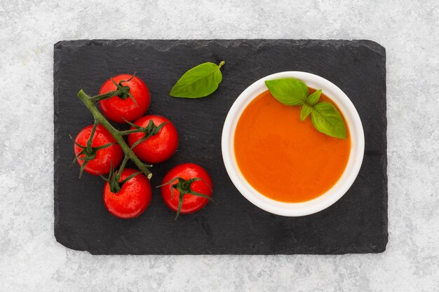 Deliciosa sopa de tomate sobre la mesa
