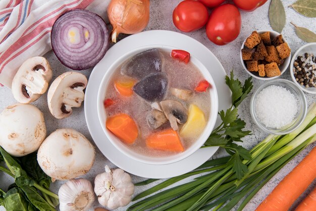 Deliciosa sopa de verduras e ingredientes naturales.