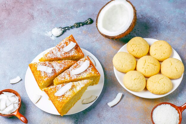 Deliciosa tarta casera de coco con medio coco