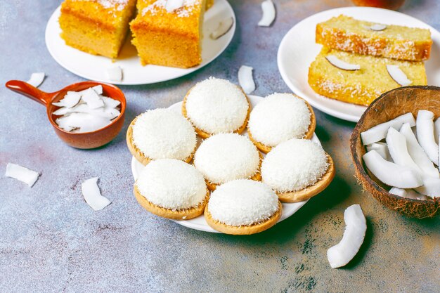 Deliciosa tarta casera de coco con medio coco