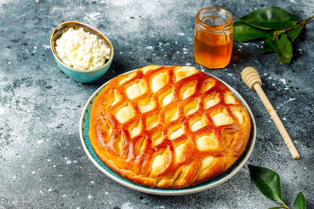 Deliciosa tarta casera de requesón con requesón fresco y miel