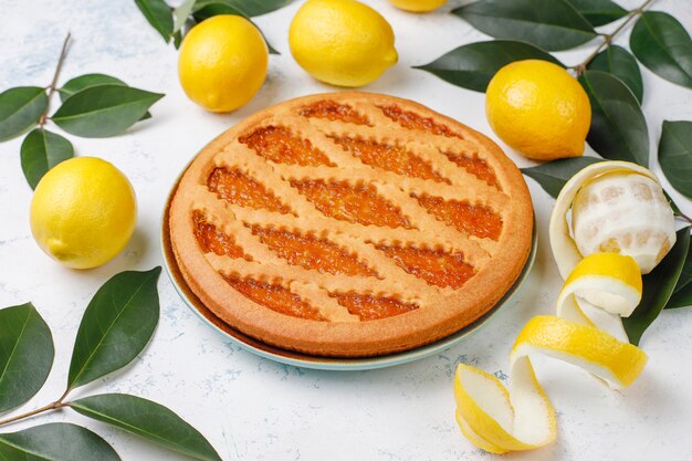 Deliciosa tarta de limón con limones frescos a la luz