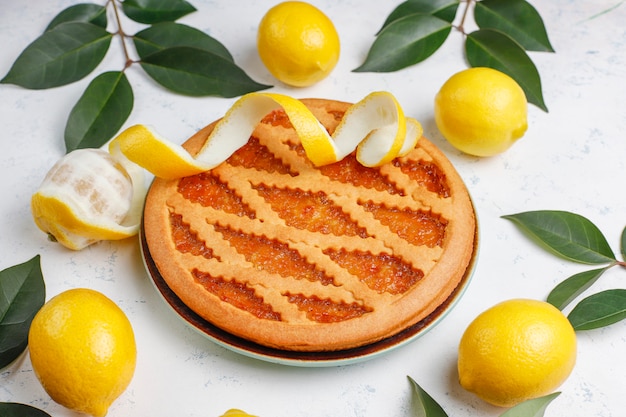 Deliciosa tarta de limón con limones frescos a la luz