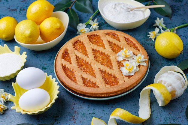Deliciosa tarta de limón con limones frescos, vista superior