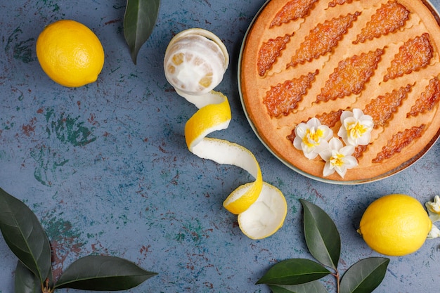 Deliciosa tarta de limón con limones frescos, vista superior