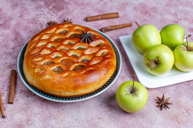 Deliciosa tarta de manzana casera con mermelada.