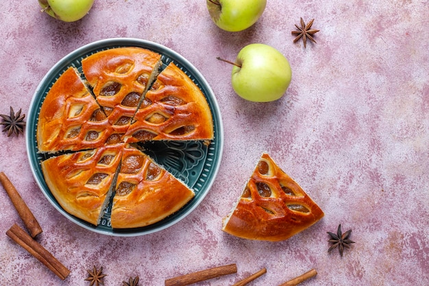 Deliciosa tarta de manzana casera con mermelada.