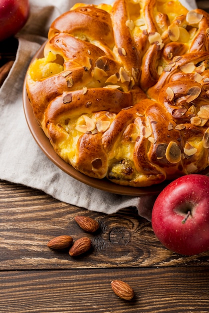 Foto gratuita deliciosa tarta de manzana fresca y semillas de almendras