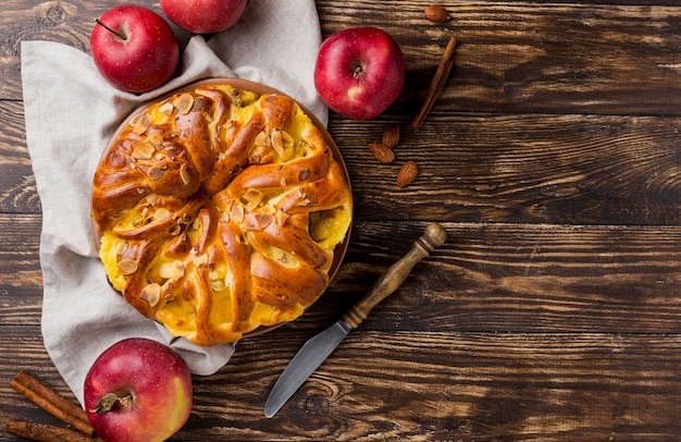 Deliciosa tarta de manzana fresca sobre fondo de madera