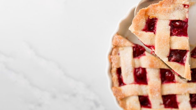 Foto gratuita deliciosa tarta con mermelada de fresa y copia espacio