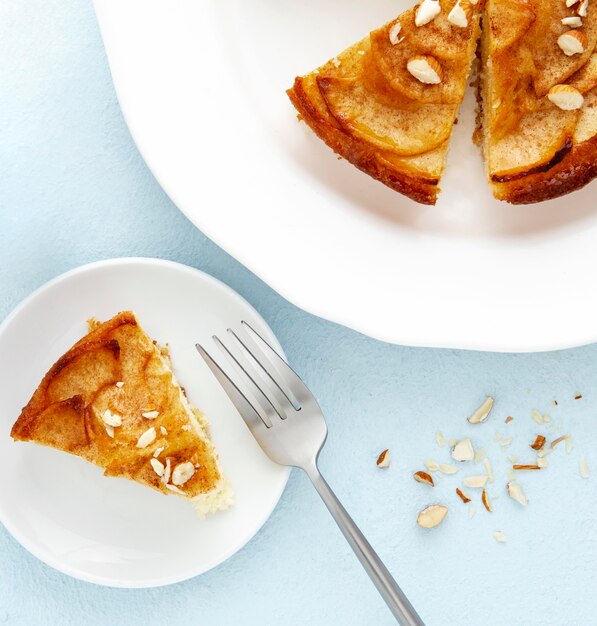 Deliciosa tarta de otoño en platos blancos