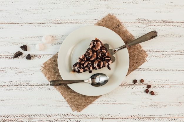 Foto gratuita deliciosa tarta en plato