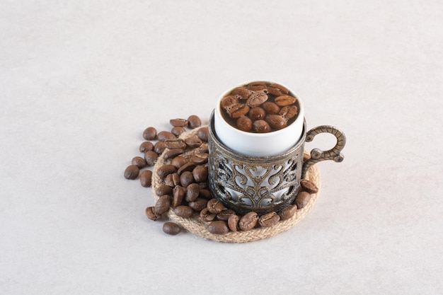 Deliciosa taza de aroma fresco taza de granos de café.
