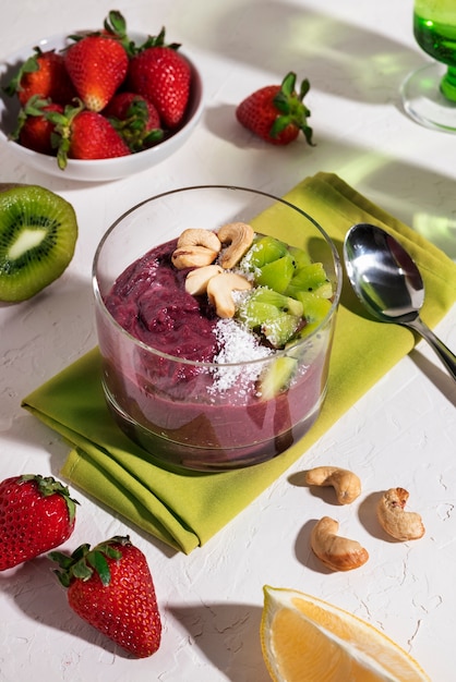 Foto gratuita deliciosa taza brasileña de postre açai alto ángulo