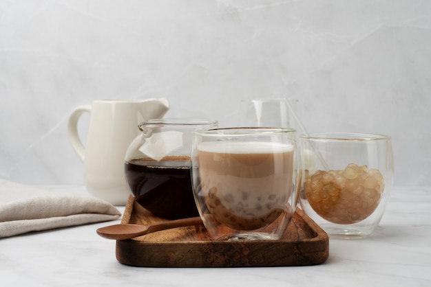 Deliciosa taza de té de burbujas en tablero de madera