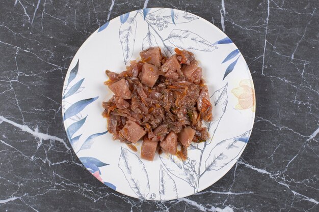 Deliciosa ternera con verduras picadas en un plato.