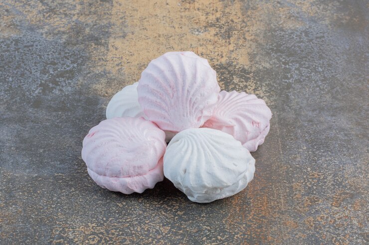Foto gratuito deliciosa vainilla fresca y zephyr rosa sobre un fondo oscuro. foto de alta calidad