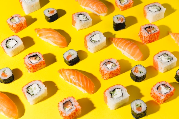 Foto gratuita deliciosa variedad de sushi en la mesa