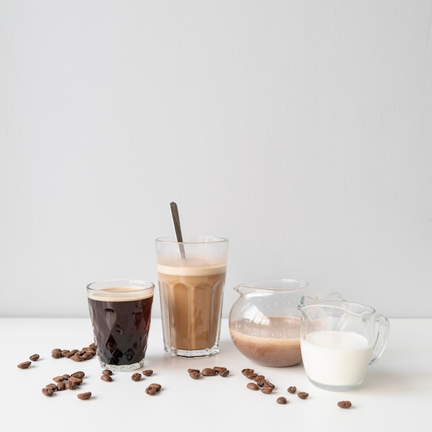 Deliciosa variedad de vasos con café.