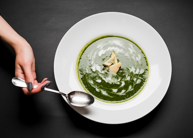 Foto gratuita deliciosa vista superior de sopa de brócoli